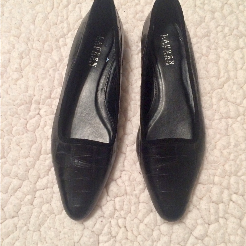 Pointed flat shoe